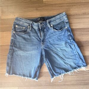 GAP Women's Frayed Hem Denim Shorts in Blue
